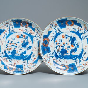 Een paar grote Chinese Imari-stijl schotels, Kangxi — foto 1