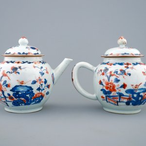 Een paar grote Chinese Imari-stijl theepotten met deksels, Qianlong, 18e eeuw — foto 3