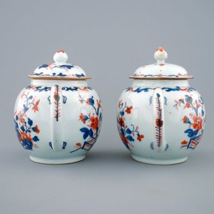 Een paar grote Chinese Imari-stijl theepotten met deksels, Qianlong, 18e eeuw — foto 4