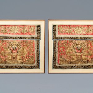 Een paar grote Chinese in reliëf geborduurde zijden panelen met draken, 19e eeuw — foto 1