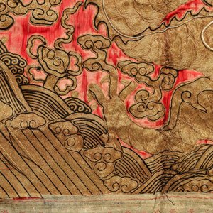 Een paar grote Chinese in reliëf geborduurde zijden panelen met draken, 19e eeuw — foto 11