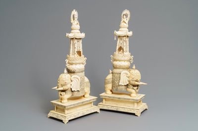 Een paar grote Chinese ingelegde ivoren groepen met Boeddha en Guanyin op een olifant, ca. 1900