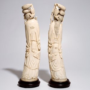 Een paar grote Chinese ivoren sculpturen van een man en vrouw met vissen, 19/20e eeuw — foto 3