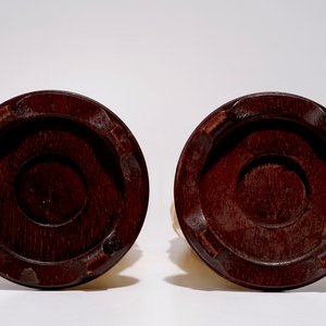 Een paar grote Chinese ivoren sculpturen van een man en vrouw met vissen, 19/20e eeuw — foto 6
