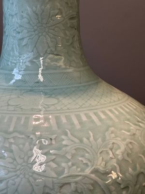 Een paar grote Chinese monochrome celadon geglazuurde flesvormige vazen met anhua lotusslingers, 19e eeuw — foto 6