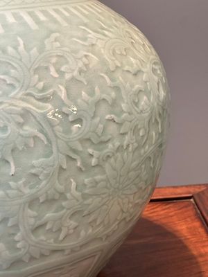 Een paar grote Chinese monochrome celadon geglazuurde flesvormige vazen met anhua lotusslingers, 19e eeuw — foto 7