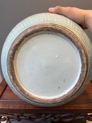 Een paar grote Chinese monochrome celadon geglazuurde flesvormige vazen met anhua lotusslingers, 19e eeuw — foto 10