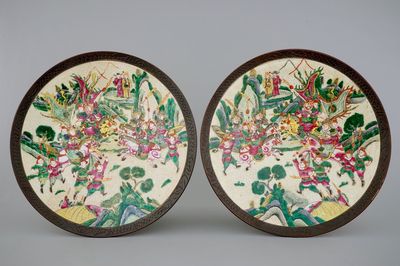 Een paar grote Chinese Nanking famille rose schotels, 19e eeuw