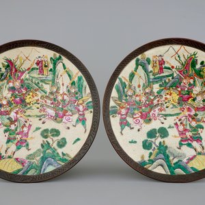 Een paar grote Chinese Nanking famille rose schotels, 19e eeuw — foto 1