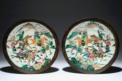 Een paar grote Chinese Nanking famille rose schotels met strijders, 19e eeuw