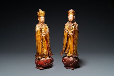 Een paar grote Chinese of Vietnamese vergulde, gelakte en beschilderde houten figuren, 18/19e eeuw