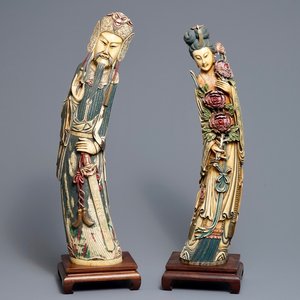 Een paar grote Chinese polychrome ivoren figuren op houten sokkels, 19e eeuw — foto 1