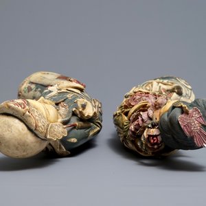 Een paar grote Chinese polychrome ivoren figuren op houten sokkels, 19e eeuw — foto 6