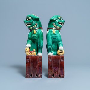 Een paar grote Chinese sancai biscuit modellen van boeddhistische leeuwen, 19/20e eeuw — foto 3