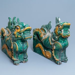 Een paar grote Chinese sancai daktegels in de vorm van draken, Ming/Qing — foto 1