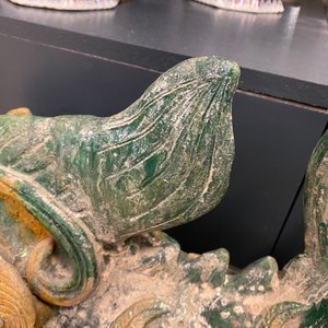 Een paar grote Chinese sancai daktegels in de vorm van draken, Ming/Qing — foto 20