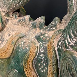 Een paar grote Chinese sancai daktegels in de vorm van draken, Ming/Qing — foto 21