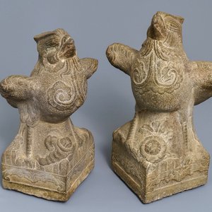Een paar grote Chinese stenen figuren van feniksen, Yuan of Ming — foto 1