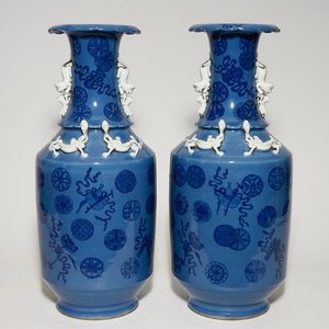 Een paar grote Chinese vazen met lavendelblauwe fondkleur, 19e eeuw — foto 1