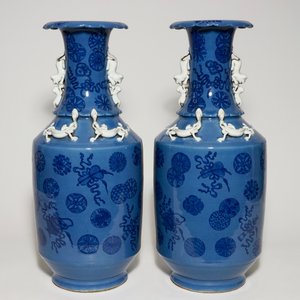 Een paar grote Chinese vazen met lavendelblauwe fondkleur, 19e eeuw — foto 3