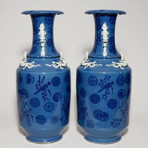 Een paar grote Chinese vazen met lavendelblauwe fondkleur, 19e eeuw — foto 4