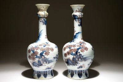 Een paar grote Delftse chinoiserie knobbelvazen in blauw-wit en mangaan, 17e eeuw