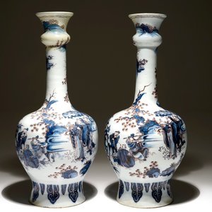 Een paar grote Delftse chinoiserie knobbelvazen in blauw-wit en mangaan, 17e eeuw — foto 2