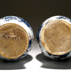 Een paar grote Delftse chinoiserie knobbelvazen in blauw-wit en mangaan, 17e eeuw — foto 5