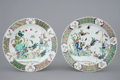 Een paar grote famille verte schotels met pauwen in een tuin, Kangxi