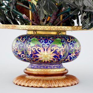 Een paar grote florale groepen in halfedelsteen en cloisonné, begin 20e eeuw — foto 7