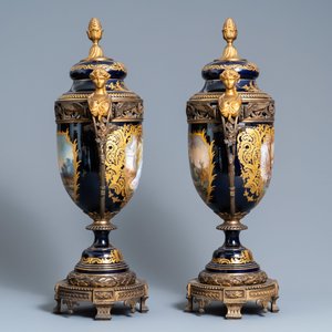 Een paar grote Franse Sèvres-stijl dekselvazen met vergulde bronzen monturen, gesign. Le Berre, 19e eeuw — foto 2