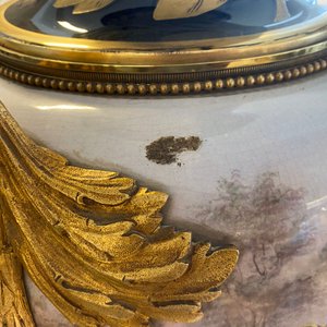 Een paar grote Franse Sèvres-stijl dekselvazen met vergulde bronzen monturen, gesign. Desprez, 19e eeuw — foto 48
