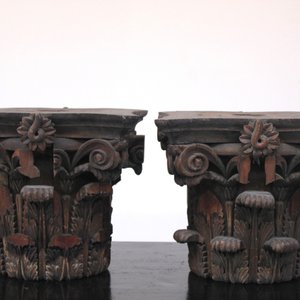 Een paar grote houten kapitelen naar antiek voorbeeld, kunstatelier De Wispelaere, Brugge, 1e helft 20e — foto 1