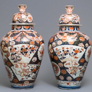 Een paar grote Japanese Imari dekselvazen, Edo, 17/18e eeuw — foto 3