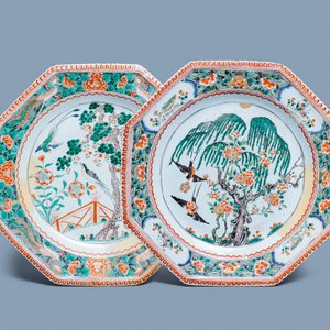 Een paar grote octagonale Chinese famille verte schotels, Kangxi — foto 1