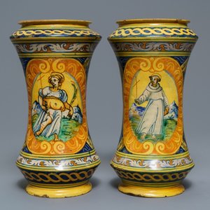 Een paar grote polychrome albarelli in Italiaanse majolica, Palermo, atelier Lazzaro, ca. 1600 — foto 1