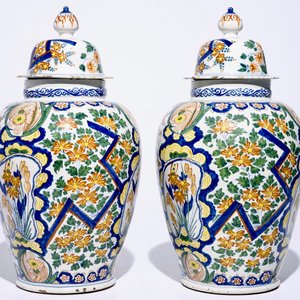 Een paar grote polychrome Delftse dekselvazen met bliksemdecor, begin 18e eeuw — foto 4