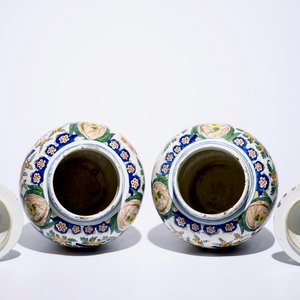 Een paar grote polychrome Delftse dekselvazen met bliksemdecor, begin 18e eeuw — foto 5