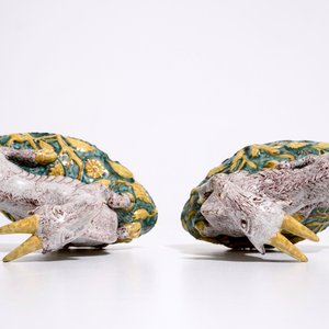 Een paar grote polychrome Delftse geiten op een grondje, 18e eeuw — foto 6