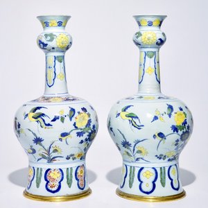 Een paar grote polychrome Delftse knobbelvazen met bronzen montuur, eind 17e eeuw — foto 1