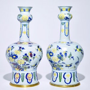 Een paar grote polychrome Delftse knobbelvazen met bronzen montuur, eind 17e eeuw — foto 4