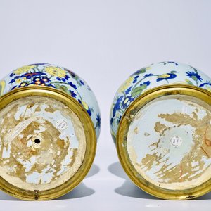 Een paar grote polychrome Delftse knobbelvazen met bronzen montuur, eind 17e eeuw — foto 5