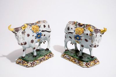 Een paar grote polychrome Delftse koeien op ondergrond, 18e eeuw