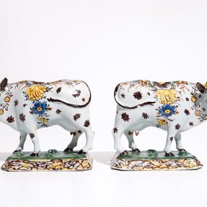 Een paar grote polychrome Delftse koeien op ondergrond, 18e eeuw — foto 2