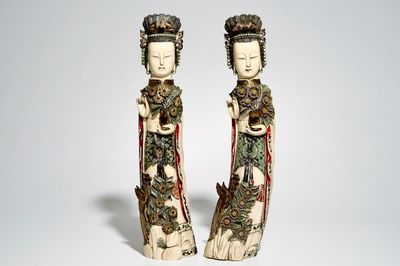 Een paar grote polychrome ivoren dames met afneembare hoofden, 19/20e eeuw