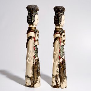 Een paar grote polychrome ivoren dames met afneembare hoofden, 19/20e eeuw — foto 2