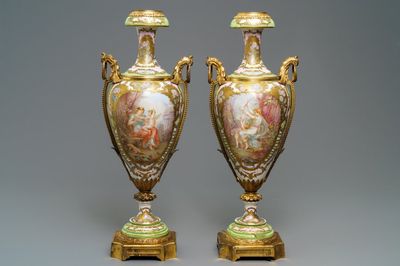 Een paar grote Sèvres porseleinen vazen met verguld bronzen monturen, Frankrijk, 19e eeuw