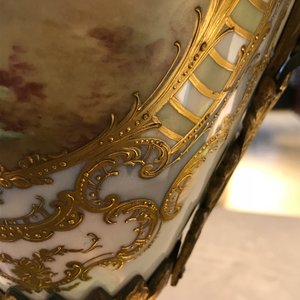 Een paar grote Sèvres porseleinen vazen met verguld bronzen monturen, Frankrijk, 19e eeuw — foto 15