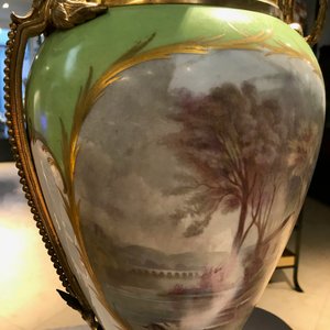 Een paar grote Sèvres porseleinen vazen met verguld bronzen monturen, Frankrijk, 19e eeuw — foto 51