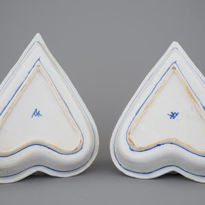 Een paar hartvormige blauw-witte Delftse rijsttafel schotels, eind 17e eeuw — foto 2